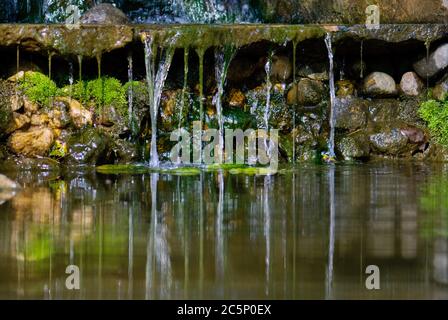 Mini fontana con cascata 'calma' Foto Stock