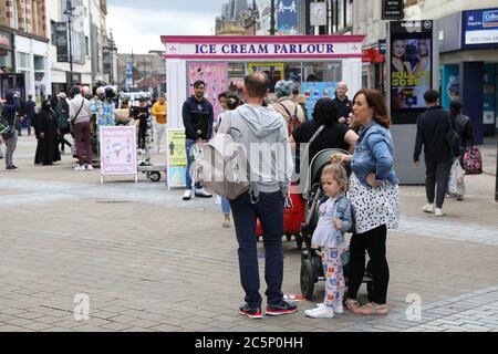 4 luglio 2020 Leeds, West Yorkshire. Il giorno il governo britannico ha rilassato le restrizioni Covid19 con pub, ristoranti, parrucchieri e barbiere che possono aprire per la prima volta in mesi nel centro di Leeds. Credit: David Coulson/Alamy Live News Foto Stock