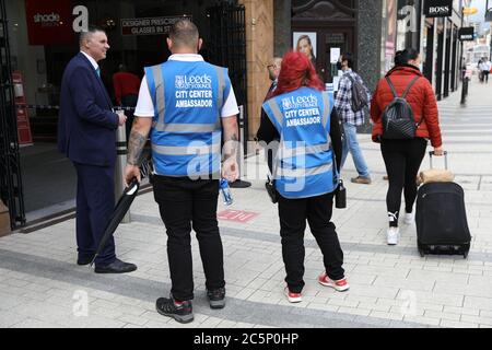 4 luglio 2020 Leeds, West Yorkshire. Il giorno il governo britannico ha rilassato le restrizioni Covid19 con pub, ristoranti, parrucchieri e barbiere che possono aprire per la prima volta in mesi nel centro di Leeds. Credit: David Coulson/Alamy Live News Foto Stock