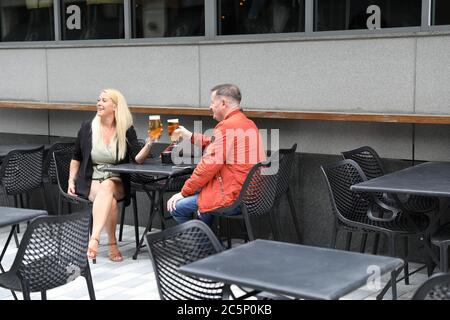 4 luglio 2020 Leeds, West Yorkshire. Il giorno il governo britannico ha rilassato le restrizioni Covid19 con pub, ristoranti, parrucchieri e barbiere che possono aprire per la prima volta in mesi nel centro di Leeds. Credit: David Coulson/Alamy Live News Foto Stock