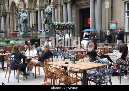 4 luglio 2020 Leeds, West Yorkshire. Il giorno il governo britannico ha rilassato le restrizioni Covid19 con pub, ristoranti, parrucchieri e barbiere che possono aprire per la prima volta in mesi nel centro di Leeds. Credit: David Coulson/Alamy Live News Foto Stock