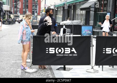 4 luglio 2020 Leeds, West Yorkshire. Il giorno il governo britannico ha rilassato le restrizioni Covid19 con pub, ristoranti, parrucchieri e barbiere che possono aprire per la prima volta in mesi nel centro di Leeds. Credit: David Coulson/Alamy Live News Foto Stock
