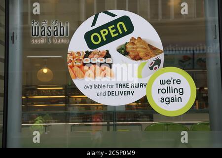 4 luglio 2020 Leeds, West Yorkshire. Il giorno il governo britannico ha rilassato le restrizioni Covid19 con pub, ristoranti, parrucchieri e barbiere che possono aprire per la prima volta in mesi nel centro di Leeds. Credit: David Coulson/Alamy Live News Foto Stock