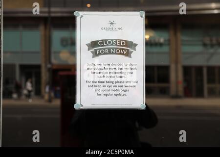 4 luglio 2020 Leeds, West Yorkshire. Il giorno il governo britannico ha rilassato le restrizioni Covid19 con pub, ristoranti, parrucchieri e barbiere che possono aprire per la prima volta in mesi nel centro di Leeds. Credit: David Coulson/Alamy Live News Foto Stock