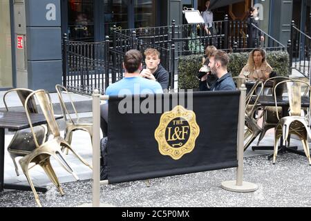 4 luglio 2020 Leeds, West Yorkshire. Il giorno il governo britannico ha rilassato le restrizioni Covid19 con pub, ristoranti, parrucchieri e barbiere che possono aprire per la prima volta in mesi nel centro di Leeds. Credit: David Coulson/Alamy Live News Foto Stock