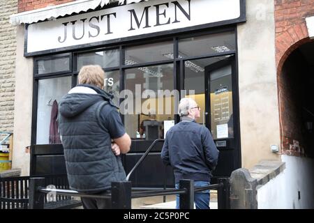 4 luglio 2020 Leeds, West Yorkshire. Il giorno il governo britannico ha rilassato le restrizioni Covid19 con pub, ristoranti, parrucchieri e barbiere che possono aprire per la prima volta in mesi nel centro di Leeds. Credit: David Coulson/Alamy Live News Foto Stock