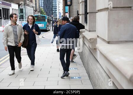 4 luglio 2020 Leeds, West Yorkshire. Il giorno il governo britannico ha rilassato le restrizioni Covid19 con pub, ristoranti, parrucchieri e barbiere che possono aprire per la prima volta in mesi nel centro di Leeds. Credit: David Coulson/Alamy Live News Foto Stock