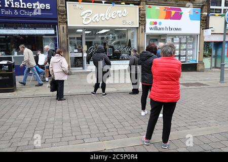 4 luglio 2020 Leeds, West Yorkshire. Il giorno il governo britannico ha rilassato le restrizioni Covid19 con pub, ristoranti, parrucchieri e barbiere che possono aprire per la prima volta in mesi nel centro di Leeds. Credit: David Coulson/Alamy Live News Foto Stock