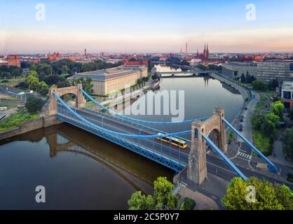 Vista aerea del ponte Grunwald (la maggior parte dei Grunwaldzki) sul fiume Oder a Breslavia, Polonia Foto Stock