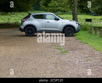 4 luglio 2020 - Inghilterra, Regno Unito: Nissan Juke parcheggiato in campagna con spazio per la copia Foto Stock