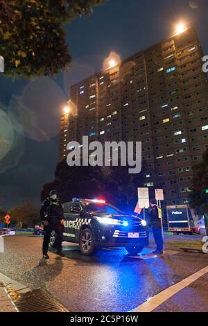 Melbourne, Australia. 04th luglio, 2020 alcuni dei 500 Victoria Police Block traffico entrare negli alloggi pubblici a Flemington, Australia il Sabato notte come parte di un governo vittoriano Covid-19 blocco. Credit: Michael Currie/Alamy Live News Foto Stock