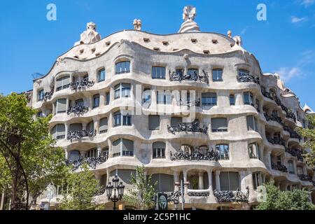 BARCELLONA, SPAGNA - 5 LUGLIO 2016: Casa Mila, meglio conosciuta come la Pedrera. Questo famoso edificio è stato progettato da Antoni Gaudi, incluso nella lista DELLE UNE Foto Stock