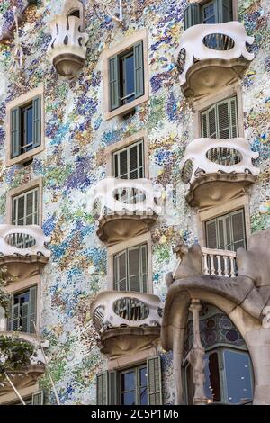 BARCELLONA, SPAGNA - 5 LUGLIO 2016: La facciata della Casa Battlo (casa delle ossa) progettata da Antoni Gaudi Barcellona, Spagna - 5 luglio 2016: La facciata Foto Stock