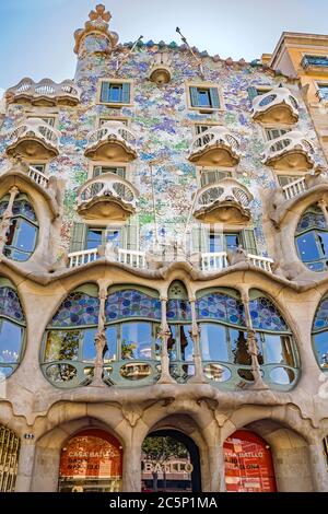 BARCELLONA, SPAGNA - 5 LUGLIO 2016: La facciata della Casa Batllo (casa delle ossa) progettata da Antoni Gaudi Barcellona, Spagna - 5 luglio 2016: La facciata Foto Stock