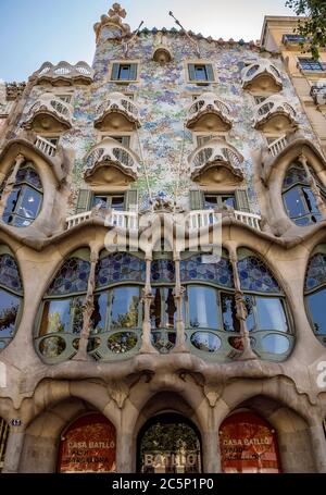 BARCELLONA, SPAGNA - 5 LUGLIO 2016: La facciata della Casa Battlo (casa delle ossa) progettata da Antoni Gaudi Barcellona, Spagna - 5 luglio 2016: La facciata Foto Stock