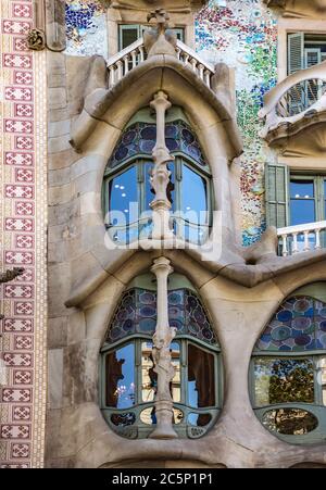 BARCELLONA, SPAGNA - 5 LUGLIO 2016: La facciata della Casa Battlo (casa delle ossa) progettata da Antoni Gaudi Barcellona, Spagna - 5 luglio 2016: La facciata Foto Stock