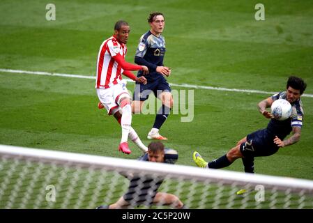 Tom Ince di Stoke City (a sinistra) segna il quarto gol del suo fianco durante la partita del campionato Sky Bet allo stadio bet365, Stoke. Foto Stock