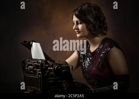 Elegante giovane segretario con macchina da scrivere anni '20 Foto Stock