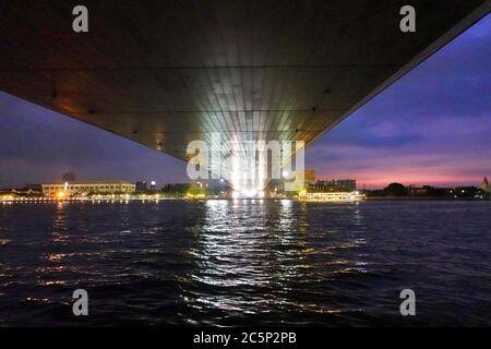 Bangkok, Thailandia. 20 Ott 2019. Il Rama VIII. Ponte (Ponte d'Oro) da sotto. Il ponte sospeso a cavo attraversa il Chao Phraya, il fiume dei Re, a 475 metri dal 2002. Credit: Soeren Stache/dpa-Zentralbild/ZB/dpa/Alamy Live News Foto Stock