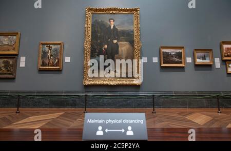 La National Gallery, Londra, Regno Unito. 4 luglio 2020. Vista della Galleria Nazionale dopo il blocco di Coronavirus e prima della sua apertura pubblica l'8 luglio 2020. La mostra Tiziano: Amore, desiderio, morte è estesa fino al 17 gennaio 2021 e Nicolaes Maes esteso fino al 20 settembre 2020. Dall'8 luglio i visitatori con biglietti online prenotati in anticipo sceglieranno uno dei tre percorsi sociali di arte a distanza attraverso le gallerie seguendo un sistema di sola andata che entra dall'Ala Sainsbury. Credit: Malcolm Park/Alamy Live News. Foto Stock