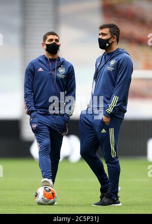L'Hector Bellerin dell'Arsenal (a sinistra) e Sokratis Papastathopoulos indossano maschere prima della partita della Premier League a Molineux, Wolverhampton. Foto Stock