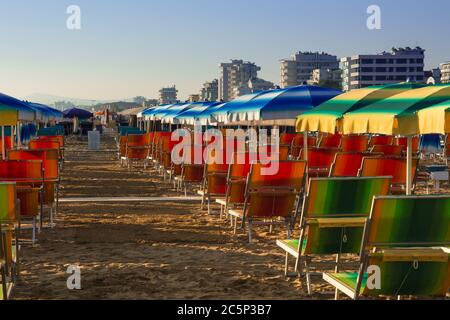 sedie a sdraio vuote al mattino presto a fine stagione a rimini spiaggia italia Foto Stock