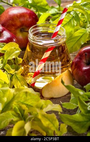 succo fresco di mele biologiche e sane Foto Stock