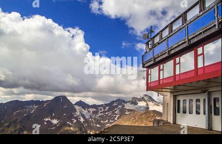 Stazione sommitale di Schnalstaler Gletscherbahn e Glacier Hotel Grawand in Kurzras Southtirol sulla frontiera con l'Austria Foto Stock