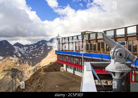 punto di vista sulla stazione sommitale di schnalstaler gletscherbahn alla montagna gamma di weisskugel nelle alpi di ötztal Foto Stock