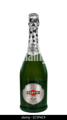 ALMATY, KAZAKHSTAN - 7 GENNAIO 2016: Bottiglia di vino frizzante Martini Asti D.O.C.G., al.7.5%, 750 ml. Prodotto in Italia. Tracciato di ritaglio incluso. Foto Stock