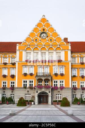 Municipio / Municipio ( Mestsky urad ), Cesky Tesin, Slesia, Repubblica Ceca / Czechia, Europa Centrale - edificio arancione del comune Foto Stock