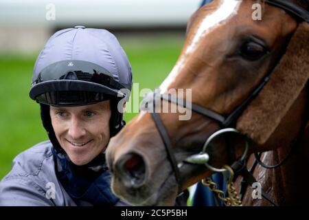 Jockey Emmet McNamara festeggia con Serpentine dopo aver vinto l'Investec Derby all'Ippodromo di Epsom. Foto Stock