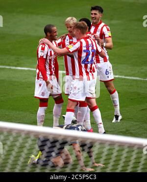 Tom Ince di Stoke City (a sinistra) celebra il quarto gol del suo fianco con i compagni di squadra durante la partita del campionato Sky Bet allo stadio bet365 di Stoke. Foto Stock