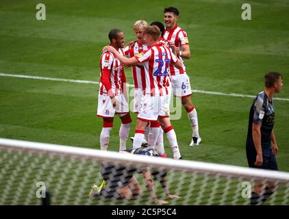 Tom Ince di Stoke City (a sinistra) celebra il quarto gol del suo fianco con i compagni di squadra durante la partita del campionato Sky Bet allo stadio bet365 di Stoke. Foto Stock