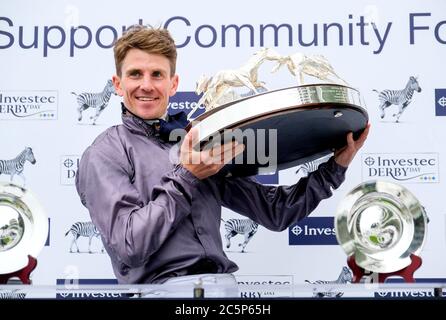 Jockey Emmet McNamara alza il trofeo mentre celebra la vittoria di Investec Derby con Serpentine all'Ippodromo di Epsom. Foto Stock