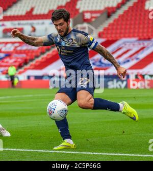 4 luglio 2020; Bet365 Stadium, Stoke, Staffordshire, Inghilterra; Campionato inglese di calcio, Stoke City contro Barnsley; Alex Mowatt di Barnsley libera la palla Foto Stock