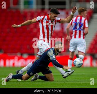 4 luglio 2020; Bet365 Stadium, Stoke, Staffordshire, Inghilterra; Campionato inglese di calcio, Stoke City contro Barnsley; Conor Chaplin di Barnsley è affrontato Foto Stock