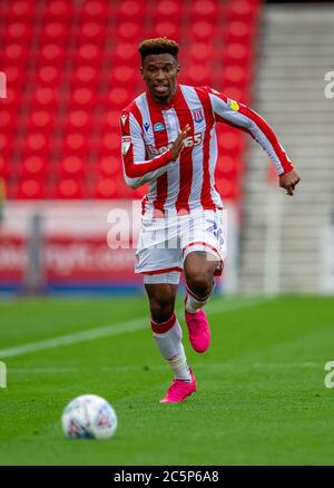 4 luglio 2020; Bet365 Stadium, Stoke, Staffordshire, Inghilterra; Campionato inglese di calcio, Stoke City contro Barnsley; Tirese Campbell di Stoke City Foto Stock