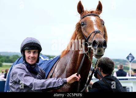 Jockey Emmet McNamara festeggia con Serpentine dopo aver vinto l'Investec Derby all'Ippodromo di Epsom. Foto Stock