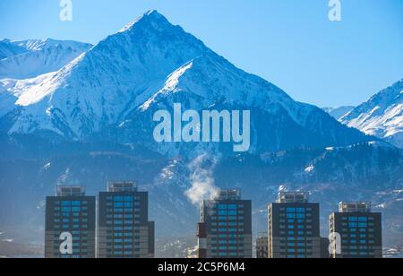 Trans-Ili Alatau, Kazakistan. Vista dalla città di Almaty. Foto Stock