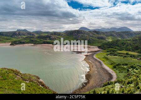 GRUINARD BAY E BEACH ROSS E CROMARTY WEST COAST SCOZIA AMPIA VISTA ALL'INIZIO DELL'ESTATE Foto Stock