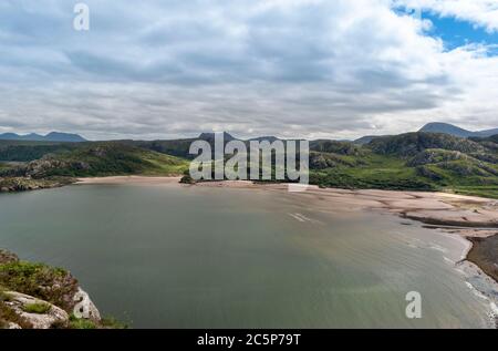 GRUINARD BAY E BEACH ROSS E CROMARTY WEST COAST SCOZIA NEI PRIMI MESI ESTIVI I COLORI DI UN MARE LIMPIDO E CALMO Foto Stock