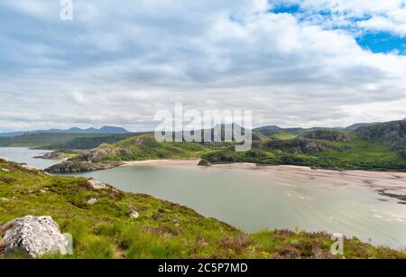 VISTA DELLA BAIA DI GRUINARD E DELLA SPIAGGIA DI ROSS E DELLA COSTA OCCIDENTALE DI CROMARTY IN SCOZIA ALL'INIZIO DELL'ESTATE Foto Stock