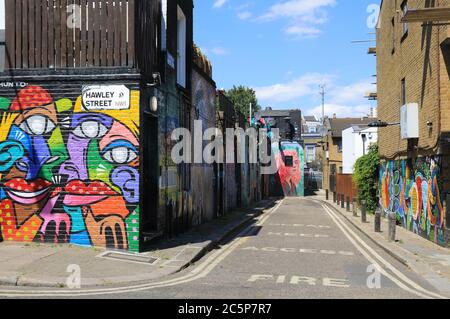 Colorati murales su Hawley Street a Camden Town, a nord di Londra, Regno Unito Foto Stock