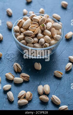 Pistacchi arrosto e salati in una ciotola di vetro Foto Stock