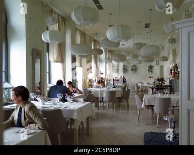 Il premiato ristorante Strefa sfoggia un fascino antico all'esterno e un arredamento moderno e luminoso. La cucina è specializzata in una selezione di specialità originali Foto Stock