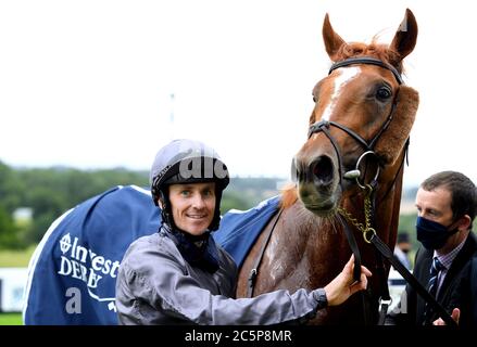 Jockey Emmet McNamara festeggia con Serpentine dopo aver vinto l'Investec Derby all'Ippodromo di Epsom. Foto Stock