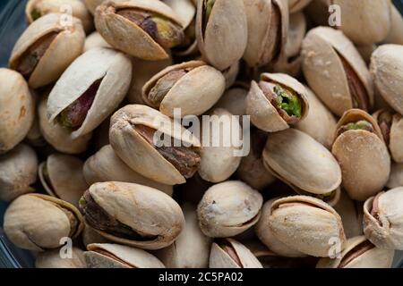 Pila di pistacchi arrosto e salati Foto Stock