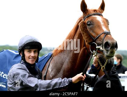 Jockey Emmet McNamara festeggia con Serpentine dopo aver vinto l'Investec Derby all'Ippodromo di Epsom. Foto Stock