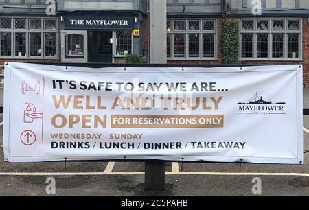 Il cartello all'esterno del pub Mayflower, Lymington, Hampshire, annuncia una riapertura limitata, in quanto le restrizioni di blocco del coronavirus sono attenuate in tutta l'Inghilterra. Foto Stock